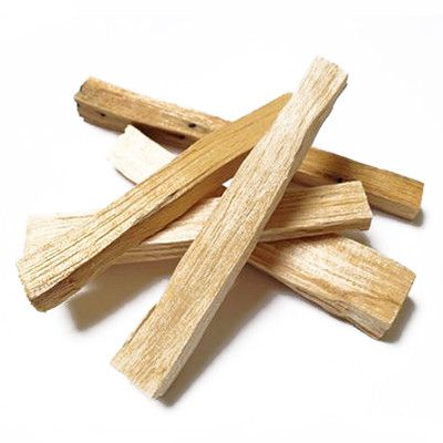 Apporte une énergie de paix et de sérénité à ton intérieur grâce à ces bâtons de Palo Santo, un bois sacré utilisé depuis des siècles par les peuples d'Amérique du Sud.