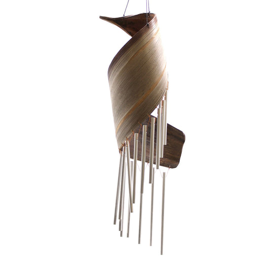 Carillon à vent artisanal en feuille de cocotier naturelle avec fines tiges suspendues, décoration bohème inspirée de Bali pour jardin et terrasse. Ozora.