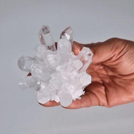 Druse de Cristal de Roche naturel. Cette pièce unique d'environ 250 à 300 grammes pour 8 cm est un véritable chef-d'œuvre façonné par la nature. Ozora