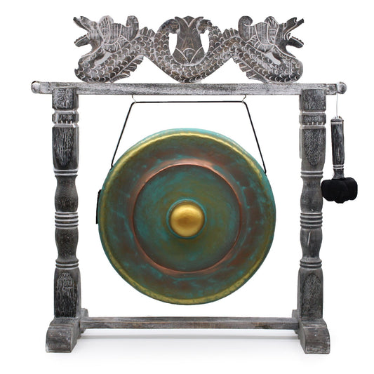 Gong artisanal vert délavé et doré de 50 cm sur support en bois d’Albasia sculpté avec dragons, fabriqué à la main à Bali – Ozora Création