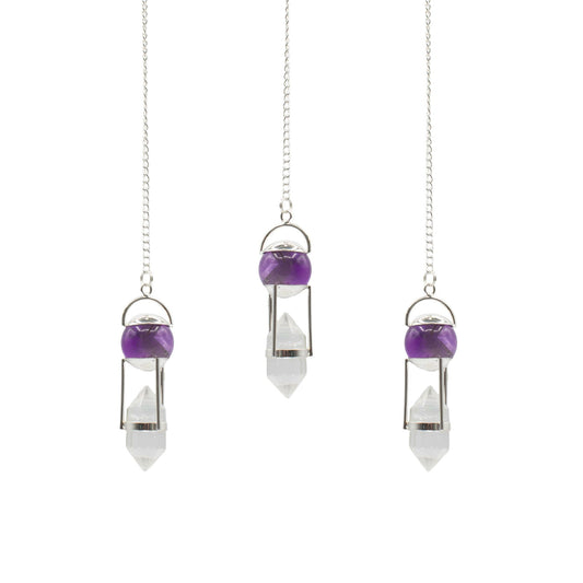 Ce pendule en améthyste polie est associé à une pointe double en cristal de roche sur une chaine en finition Argent. Ozora