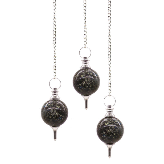 Pendule sphère en labradorite naturelle avec chaîne argentée. Ozora