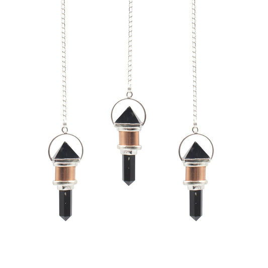 Pendule en obsidienne noire, sublimé par des détails couleur cuivre qui lui donnent un caractère à la fois mystérieux, élégant et original. Ozora