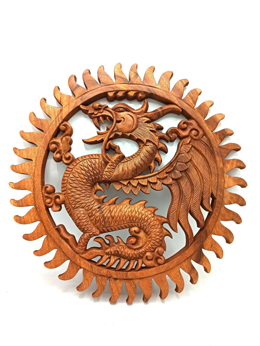 Tableau mural dragon sculpté dans du bois de suar avec ailes déployées et soleil décoratif, diamètre 40 cm. Ozora.