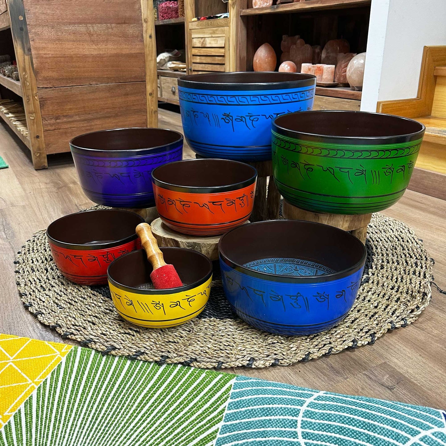 Ensemble de 7 bols tibétains artisanaux des chakras (19,5 à 35 cm). Idéal pour la méditation, le yoga, le Reiki, la sonothérapie et l'équilibre énergétique.