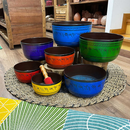 Ensemble de 7 bols tibétains artisanaux des chakras (19,5 à 35 cm). Idéal pour la méditation, le yoga, le Reiki, la sonothérapie et l'équilibre énergétique.