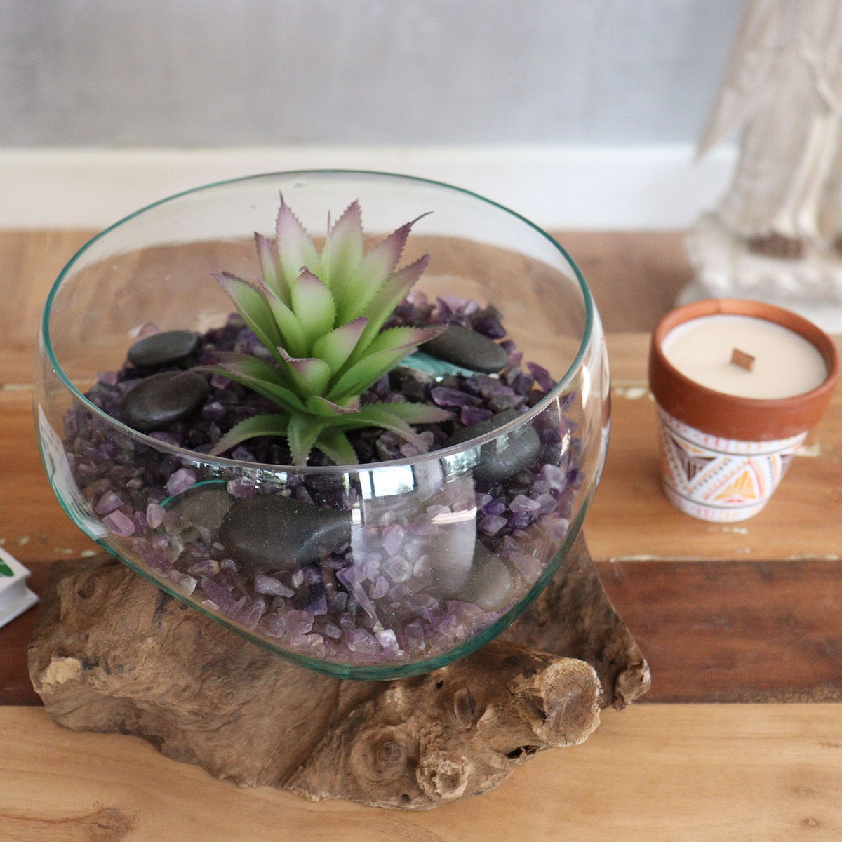 Bougeoir artisanal en bois de Gamal et verre turquoise fondu, un objet décoratif naturel pour une ambiance bohème et chaleureuse. Ozora