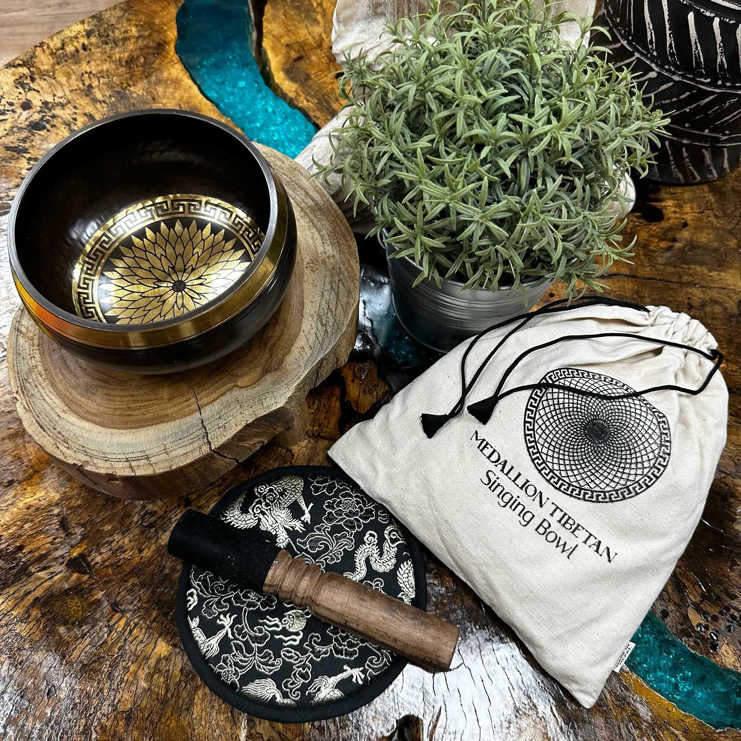 Bol Tibétain Gravé Mandala 14 cm – Coffret Cadeau | Méditation, Harmonie & Équilibre
Martelé à la main selon la tradition ancestrale. Ozora.