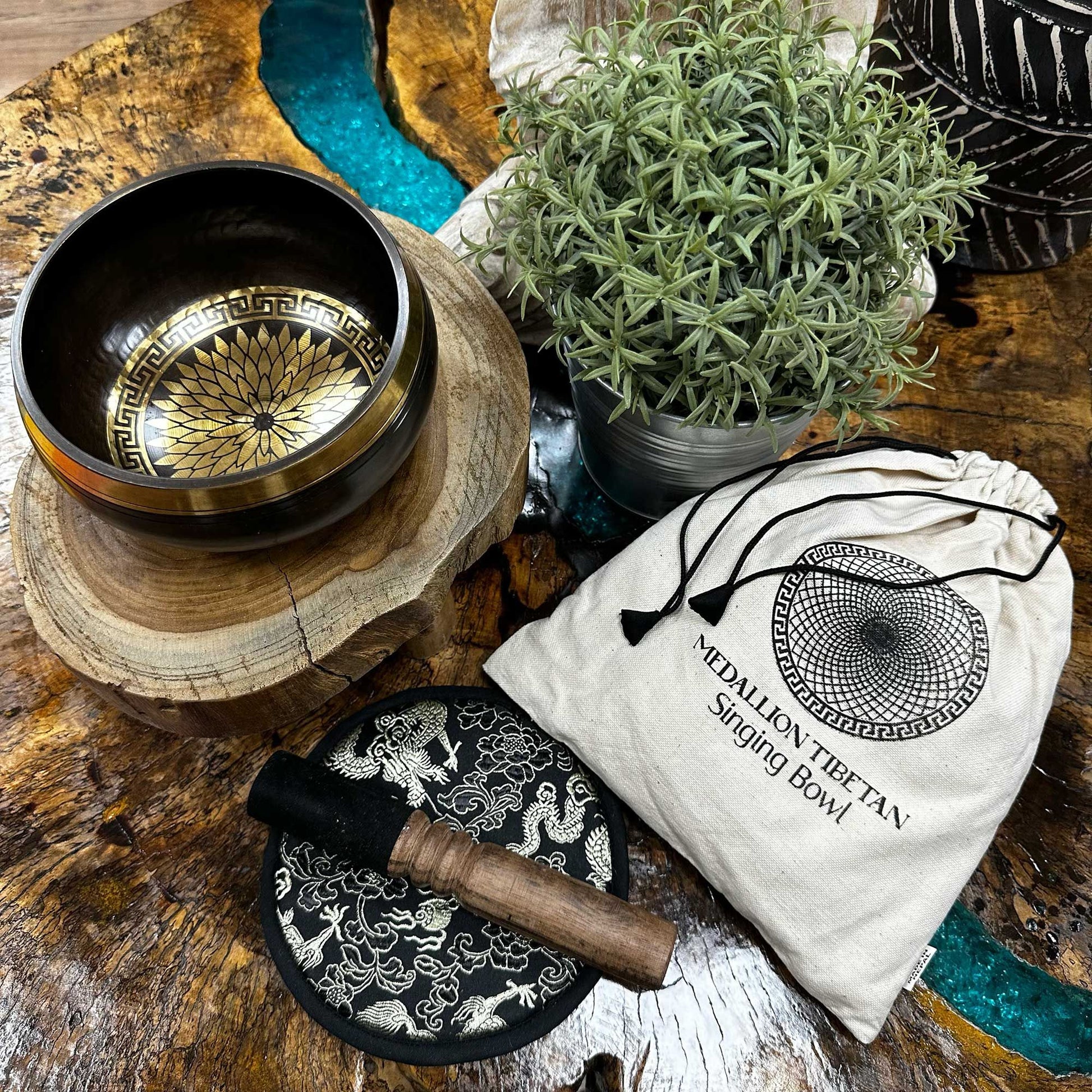 Bol Tibétain Gravé Mandala 14 cm – Coffret Cadeau | Méditation, Harmonie & Équilibre
Martelé à la main selon la tradition ancestrale. Ozora.