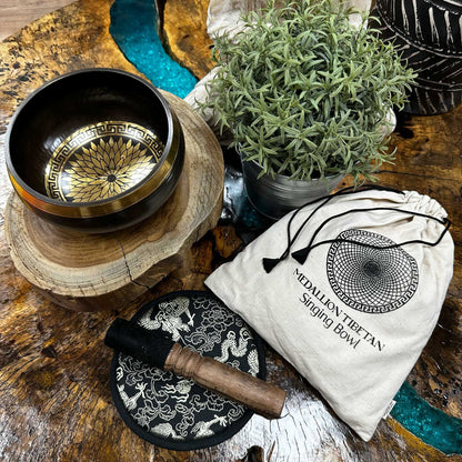 Bol Tibétain Gravé Mandala 14 cm – Coffret Cadeau | Méditation, Harmonie & Équilibre
Martelé à la main selon la tradition ancestrale. Ozora.