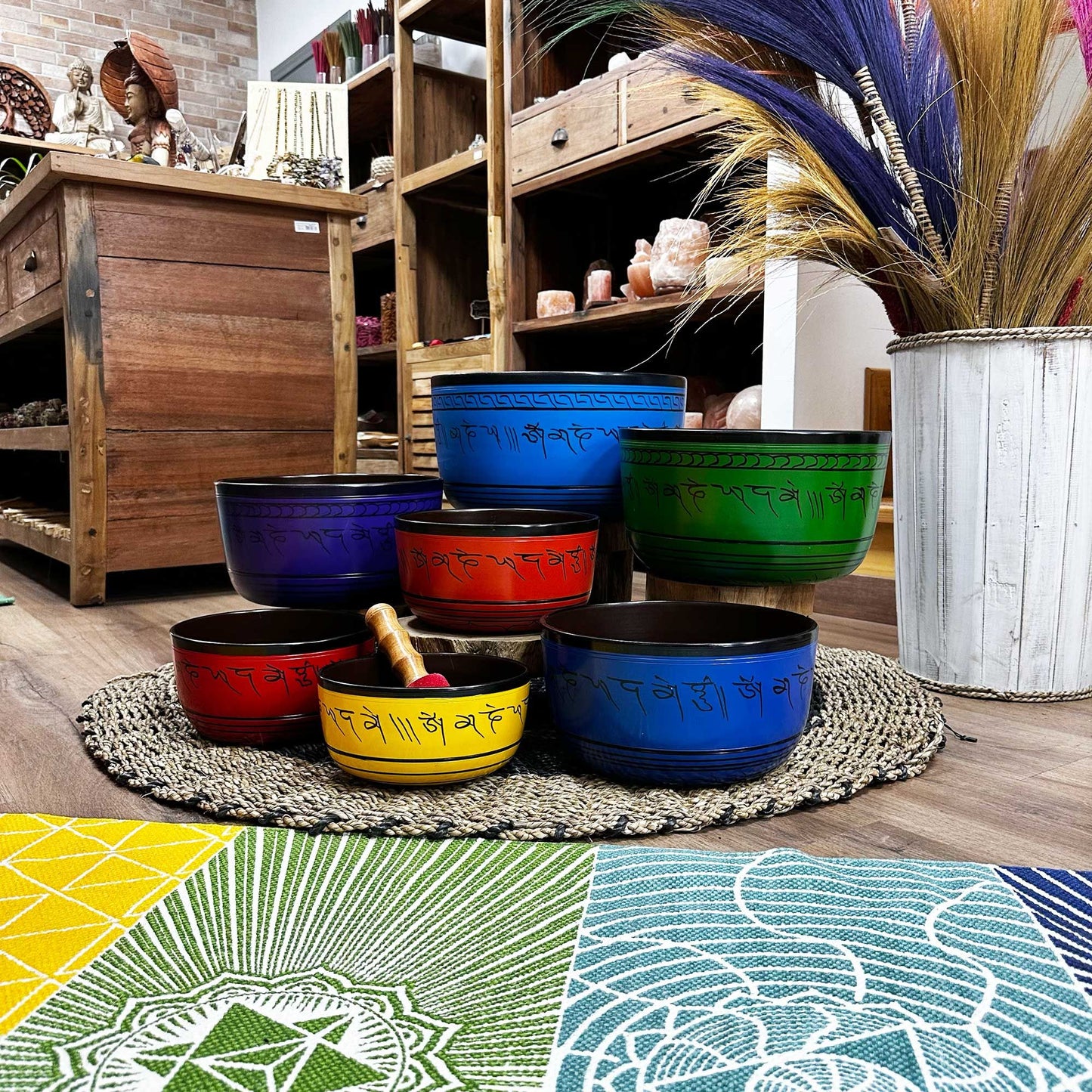 Ensemble de 7 bols tibétains artisanaux des chakras (19,5 à 35 cm). Idéal pour la méditation, le yoga, le Reiki, la sonothérapie et l'équilibre énergétique.