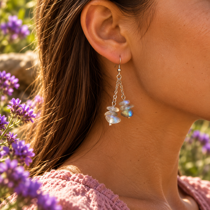 Boucles d'oreille baroque en Labradorite portées au soleil. Ozora