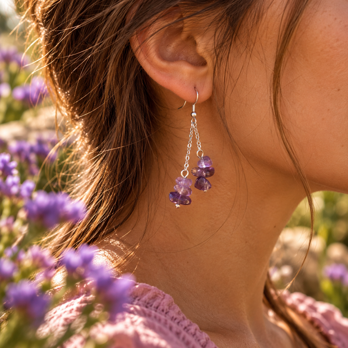 Boucles d'oreille baroque en Améthyste portées au soleil. Ozora