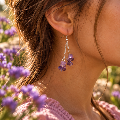 Boucles d'oreille baroque en Améthyste portées au soleil. Ozora
