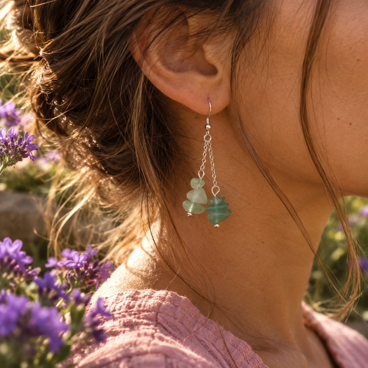 Boucle d'oreille baroque en Aventurine verte portées au soleil. Ozora
