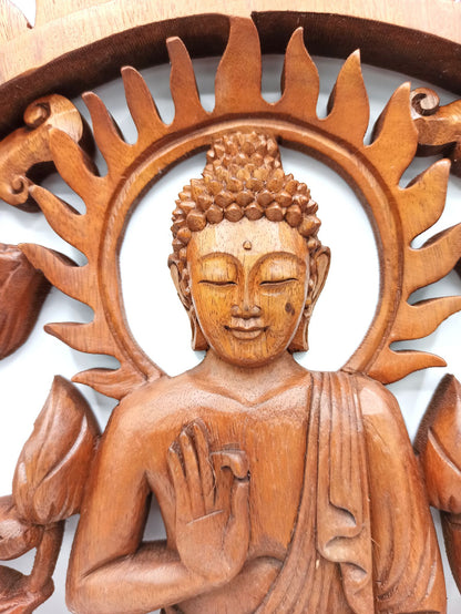 Tableau mural Bouddha et Lotus en bois de suar sculpté artisanalement. Une décoration zen et naturelle de 40 cm pour un intérieur apaisant. Ozora.