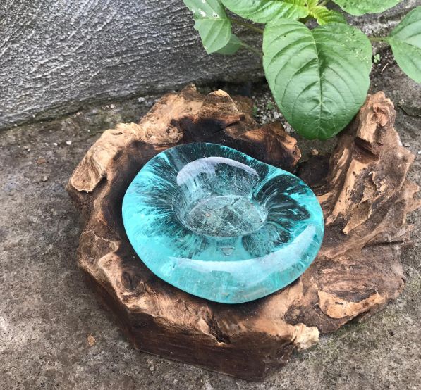 Bougeoir en verre fondu turquoise et bois de Gamal : une décoration artisanale naturelle et originale pour un intérieur chaleureux. Ozora