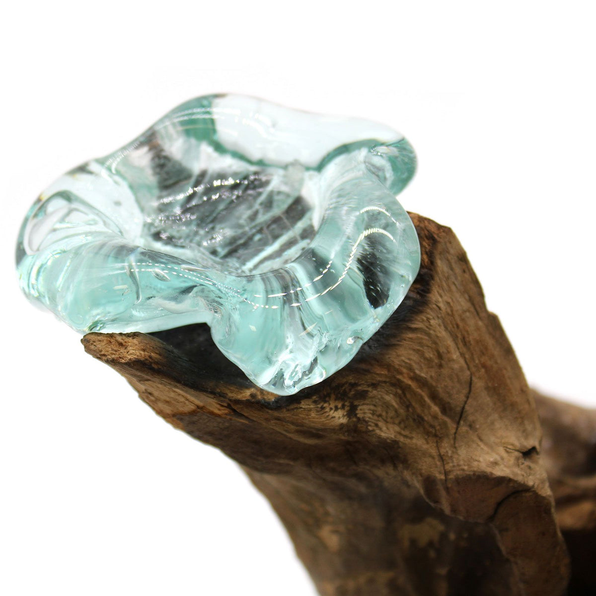 Bougeoir naturel sculpté en bois de Gamal avec 3 supports en verre fondu turquoise. Ozora