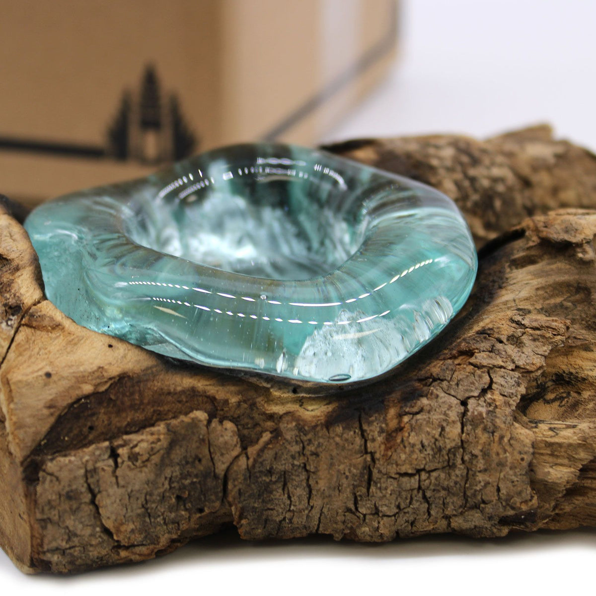Bougeoir en verre fondu turquoise et bois de Gamal : une décoration artisanale naturelle et originale pour un intérieur chaleureux. Ozora