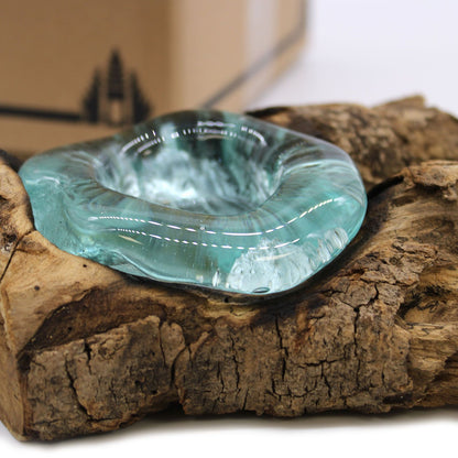 Bougeoir en verre fondu turquoise et bois de Gamal : une décoration artisanale naturelle et originale pour un intérieur chaleureux. Ozora