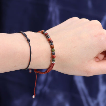 Coffret astrologique Bélier, conçu pour les personnalités audacieuses, passionnées et déterminées. Composé d'une bougie aux cristaux et d'un bracelet en pierres naturelles. Ozora