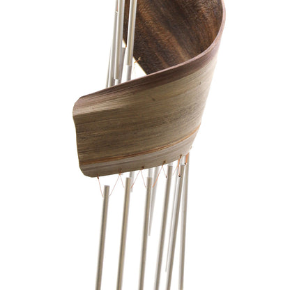 Carillon à vent artisanal en feuille de cocotier naturelle avec fines tiges suspendues, décoration bohème inspirée de Bali pour jardin et terrasse. Ozora.