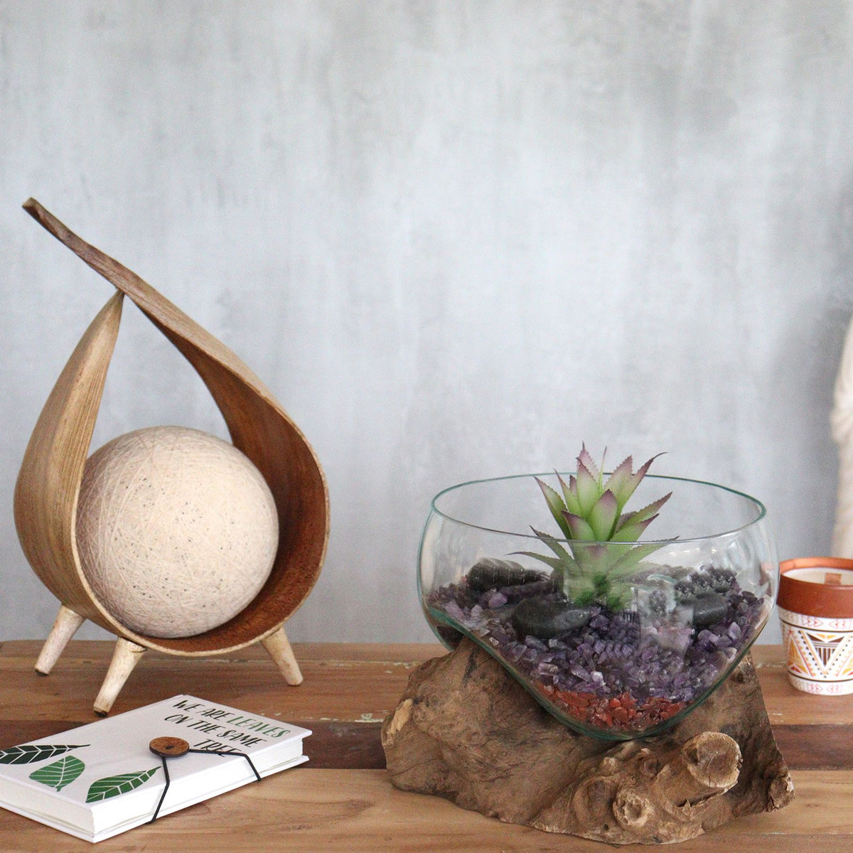 Bougeoir artisanal en bois de Gamal et verre turquoise fondu, un objet décoratif naturel pour une ambiance bohème et chaleureuse. Ozora