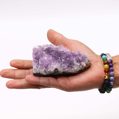 Druse d'Améthyste Naturelle de Haute Qualité – 350 à 450 g (7,5 à 10 cm).
Druse  aux cristaux étincelants et aux reliefs naturels. Ozora