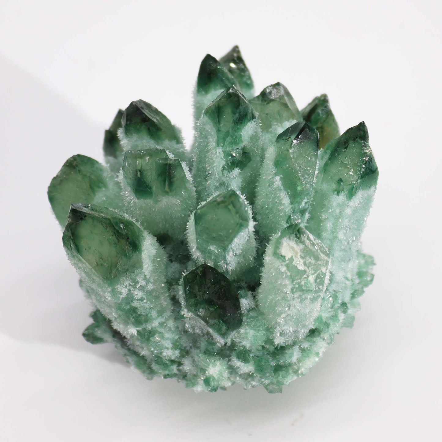 Druse de Quartz Green Ghost Naturel – 250 à 300 g (8 cm) un cristal rare aux superbes nuances vertes et aux fascinantes inclusions naturelles. Ozora