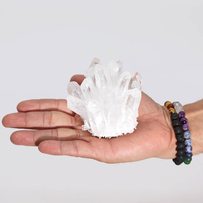Druse de Cristal de Roche naturel. Cette pièce unique d'environ 250 à 300 grammes pour 8 cm est un véritable chef-d'œuvre façonné par la nature. Ozora