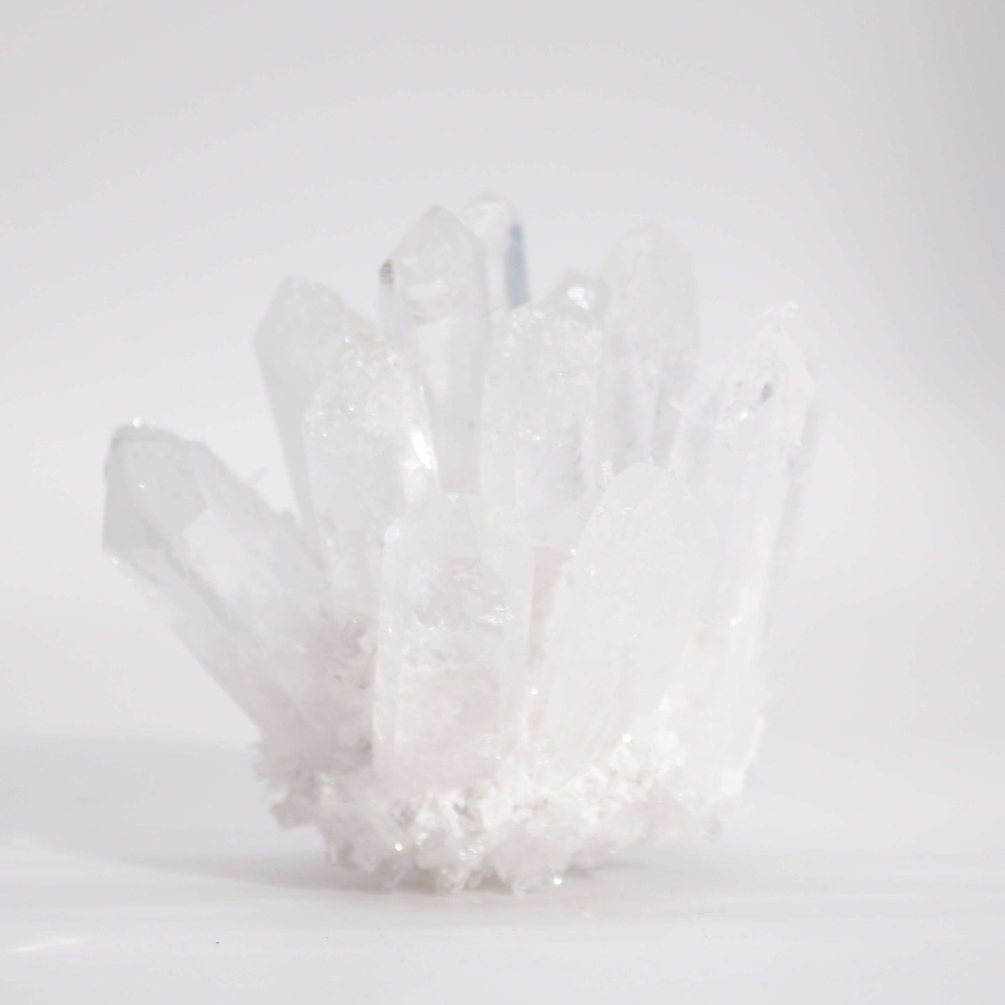 Druse de Cristal de Roche naturel. Cette pièce unique d'environ 250 à 300 grammes pour 8 cm est un véritable chef-d'œuvre façonné par la nature. Ozora