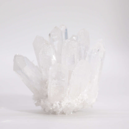 Druse de Cristal de Roche naturel. Cette pièce unique d'environ 250 à 300 grammes pour 8 cm est un véritable chef-d'œuvre façonné par la nature. Ozora
