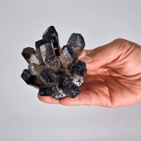 Druse de Quartz Fumé Ghost Naturel – 250 à 300 g (8 cm) Découvrez toute la beauté de cette pierre fascinante aux cristaux aux teintes fumées. Ozora