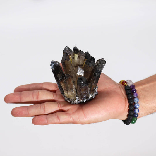 Druse de Quartz Fumé Ghost Naturel – 250 à 300 g (8 cm) Découvrez toute la beauté de cette pierre fascinante aux cristaux aux teintes fumées. Ozora