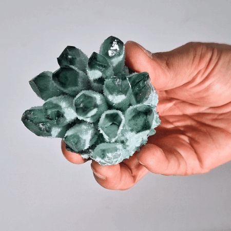 Druse de Quartz Green Ghost Naturel – 250 à 300 g (8 cm) un cristal rare aux superbes nuances vertes et aux fascinantes inclusions naturelles. Ozora.