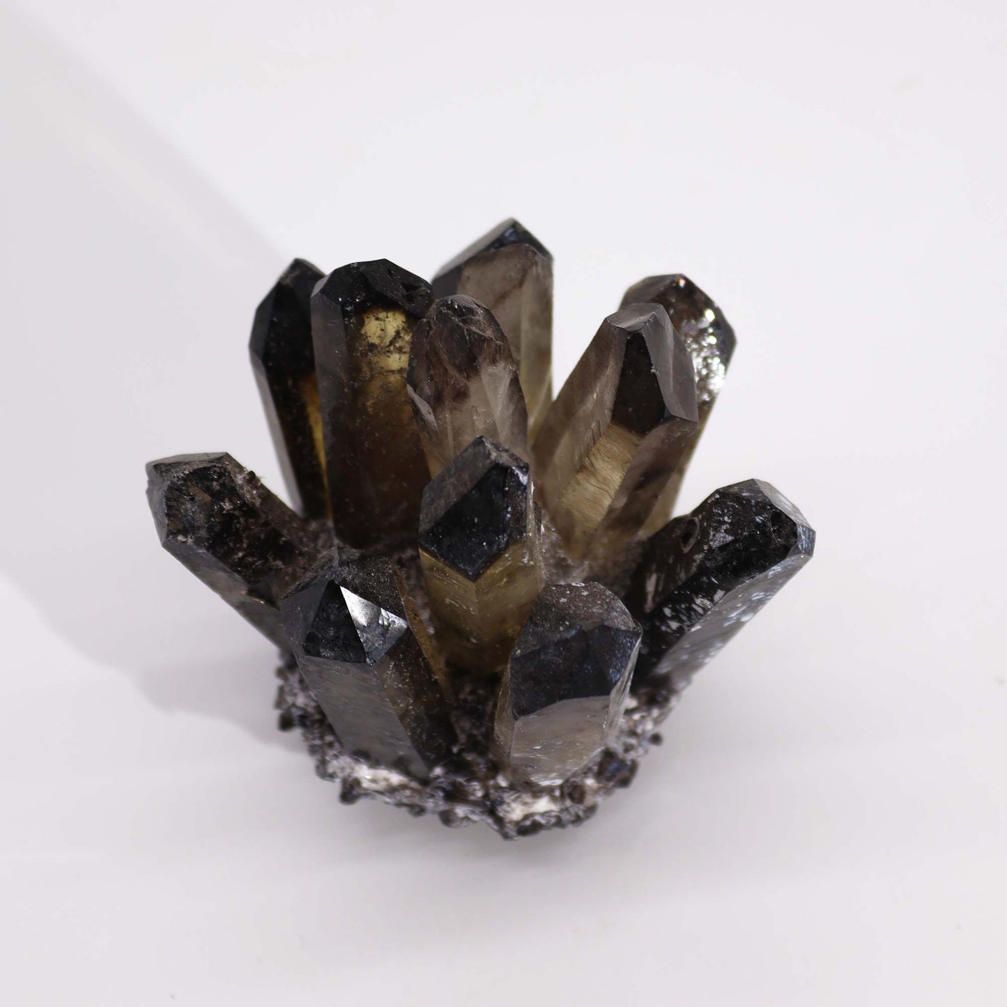Druse de Quartz Fumé Ghost Naturel – 250 à 300 g (8 cm) Découvrez toute la beauté de cette pierre fascinante aux cristaux aux teintes fumées.Ozora