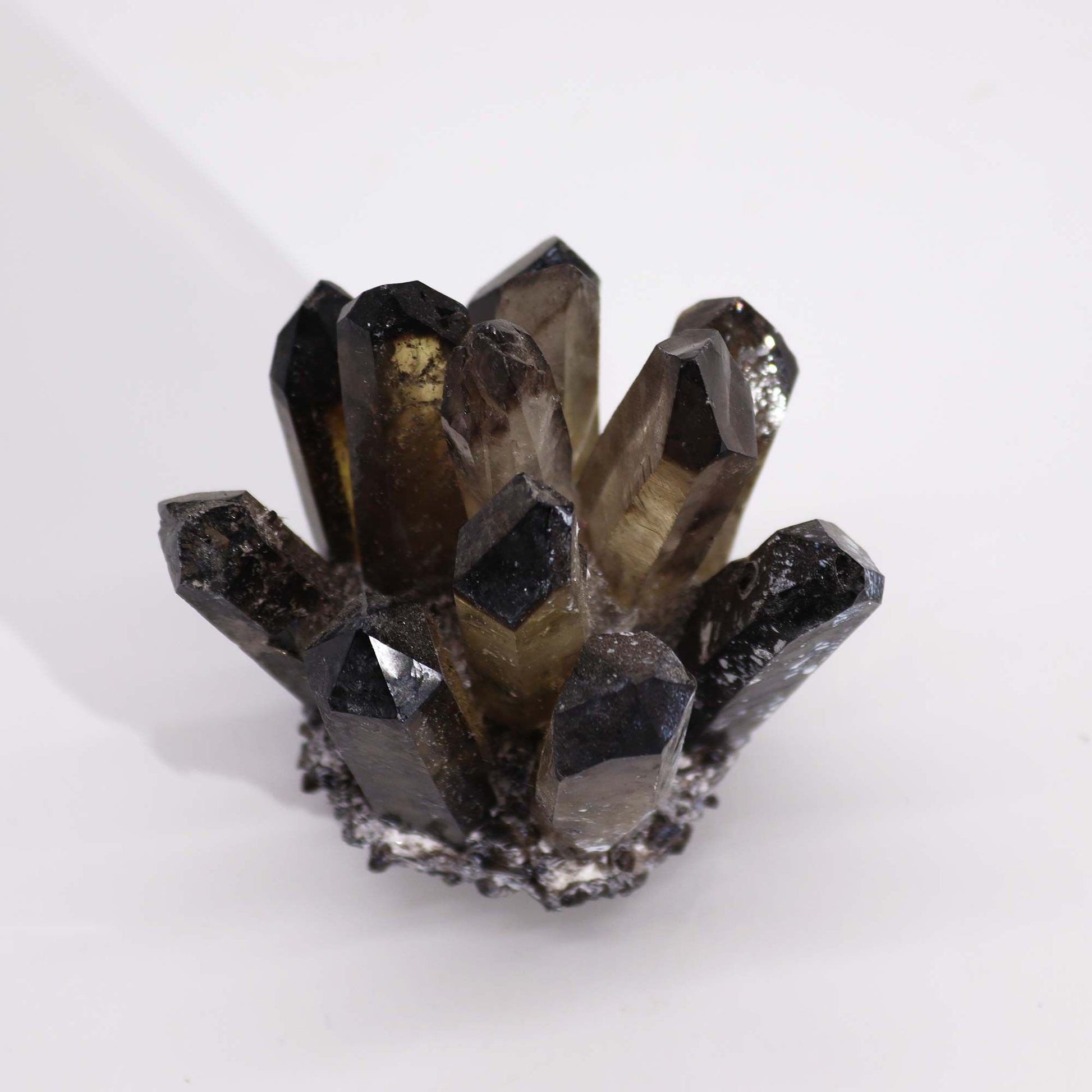 Druse de Quartz Fumé Ghost Naturel – 250 à 300 g (8 cm) Découvrez toute la beauté de cette pierre fascinante aux cristaux aux teintes fumées.Ozora