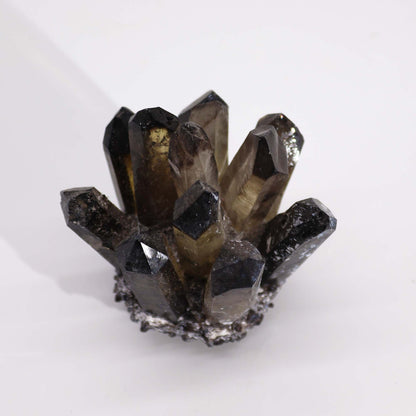 Druse de Quartz Fumé Ghost Naturel – 250 à 300 g (8 cm) Découvrez toute la beauté de cette pierre fascinante aux cristaux aux teintes fumées.Ozora