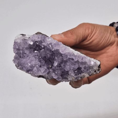 Druse d'Améthyste Naturelle de Haute Qualité – 350 à 450 g (7,5 à 10 cm).
Druse  aux cristaux étincelants et aux reliefs naturels. Ozora