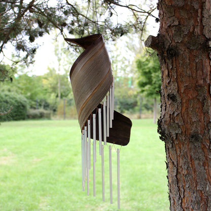 Carillon à vent artisanal en feuille de cocotier naturelle avec fines tiges suspendues, décoration bohème inspirée de Bali pour jardin et terrasse. Ozora.