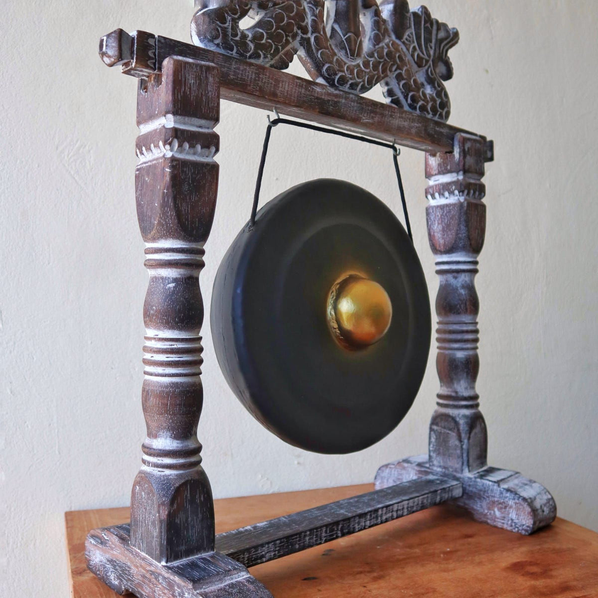 Gong artisanal noir et doré de 25 cm sur support en bois sculpté, fabriqué à la main à Bali – Ozora Création.