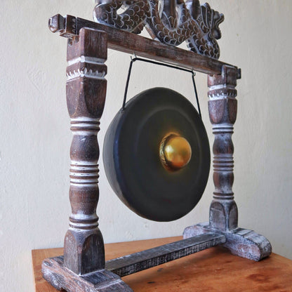 Gong artisanal noir et doré de 25 cm sur support en bois sculpté, fabriqué à la main à Bali – Ozora Création.