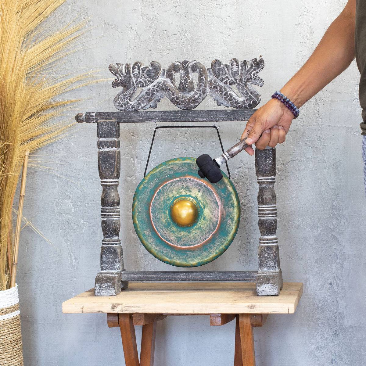 Gong artisanal vert délavé et doré de 25 cm sur support en bois sculpté, fabriqué à la main à Bali – Ozora Création