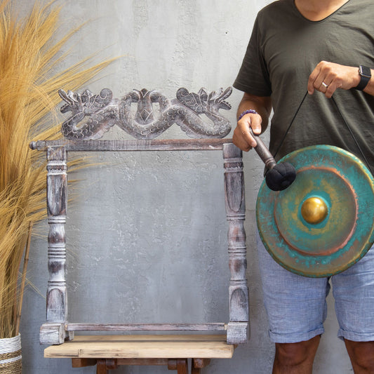 Gong artisanal vert délavé et doré de 35 cm sur support en bois d’Albasia sculpté, fabriqué à la main en Indonésie – Ozora Création