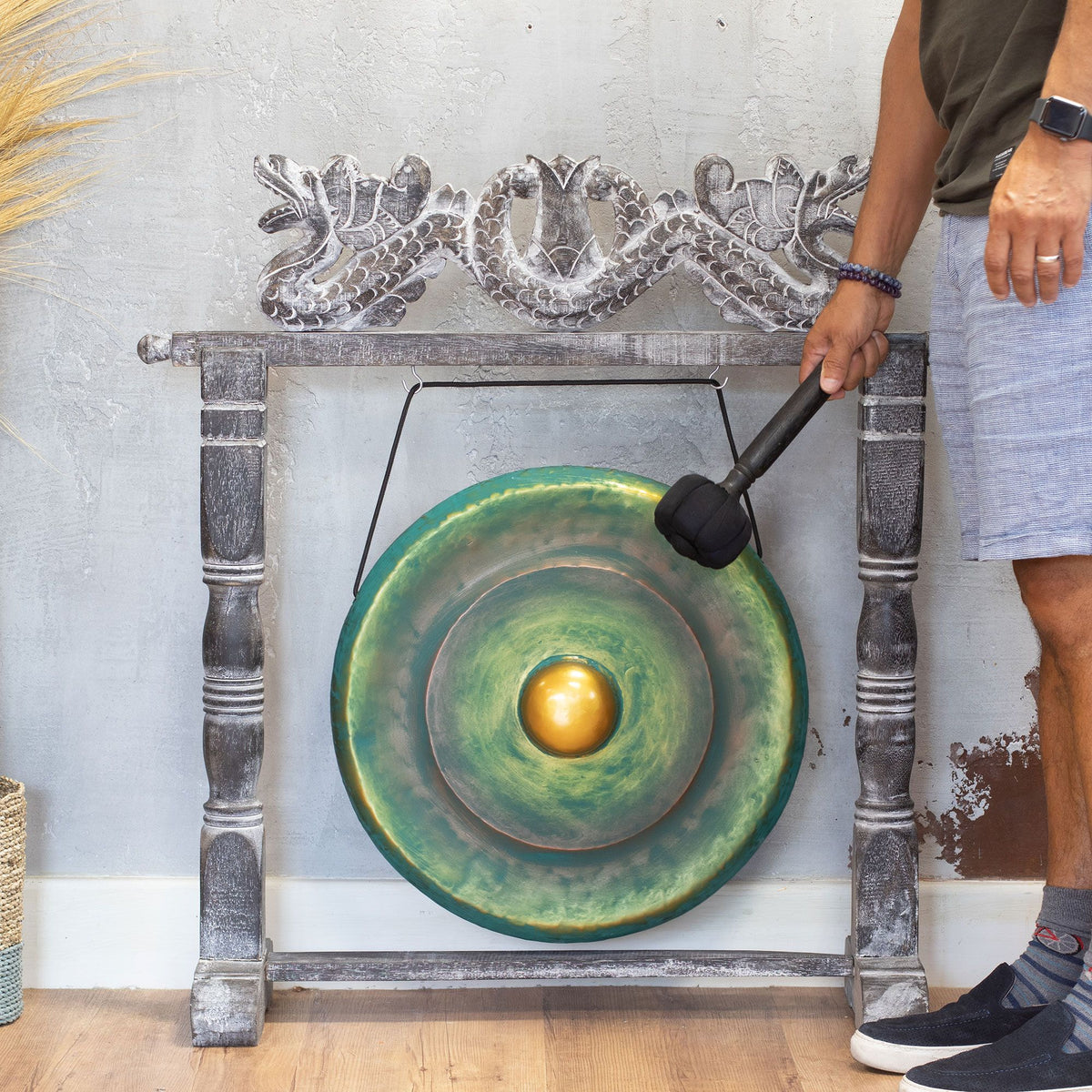 Gong artisanal vert délavé et doré de 50 cm sur support en bois d’Albasia sculpté avec dragons, fabriqué à la main à Bali – Ozora Création