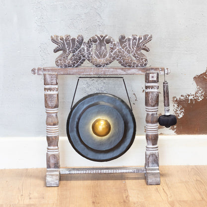 Gong artisanal noir et doré de 25 cm sur support en bois sculpté, fabriqué à la main à Bali – Ozora Création.