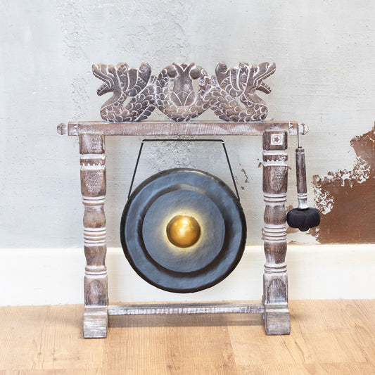 Gong artisanal noir et doré de 25 cm sur support en bois sculpté, fabriqué à la main à Bali – Ozora Création.
