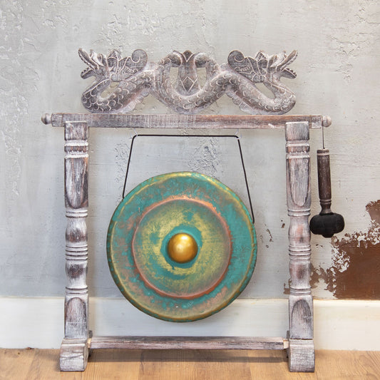 Gong artisanal vert délavé et doré de 35 cm sur support en bois d’Albasia sculpté, fabriqué à la main en Indonésie – Ozora Création
