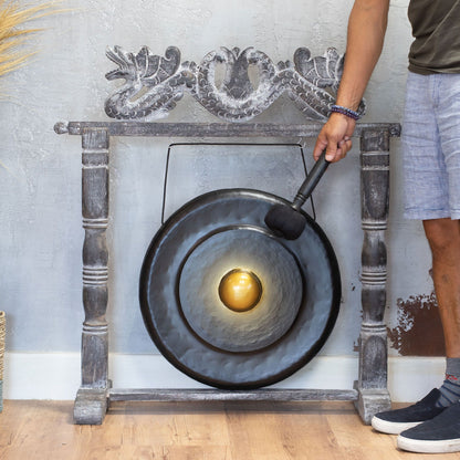 Gong artisanal noir et doré de 50 cm sur support en bois sculpté, fabriqué à la main à Bali – Ozora Création