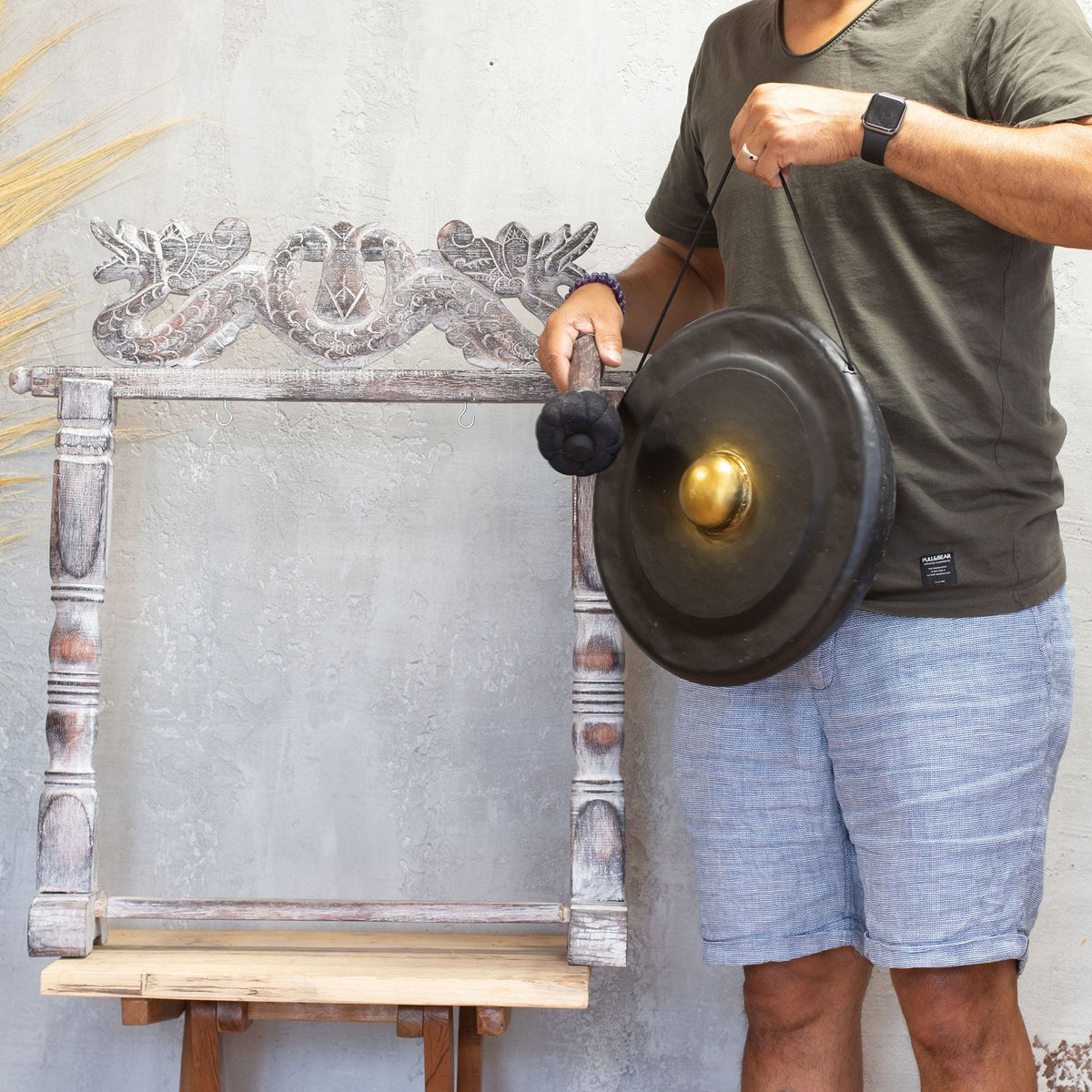 Gong artisanal noir et doré de 35 cm sur support en bois sculpté, fabriqué à la main à Bali – Ozora Création